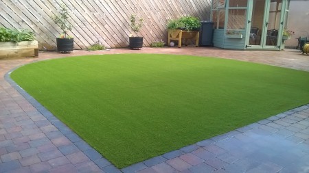 Low maintenance artificial grass